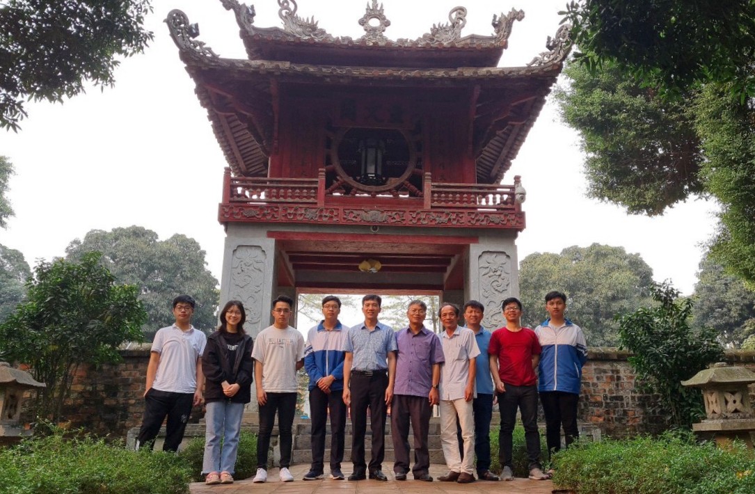 Tập thể lãnh đạo nhà trường, thầy giáo hướng dẫn và học sinh THPT chuyên Nguyễn Trãi tham dự kỳ thi chọn học sinh giỏi vòng 2 tham gia đội tuyển dự thi khu vực và quốc tế, 4/2021
